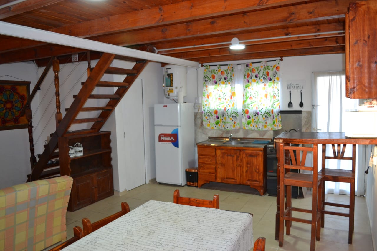 Interior de la cabaña, sala de estar
